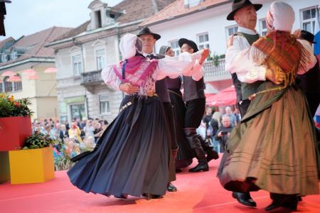 Presenetljiv odziv ob prvem dnevu praznovanja 50. Dnevov narodnih noš in oblačilne dediščine v Kamniku (48)